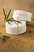 Goat's cheese with rosemary and pink pepper