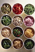 Verschiedene Zutaten für die asiatische Küche in Schälchen