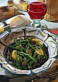 Bohnengemüse mit Schalotten, Oliven & Zitronenspalten