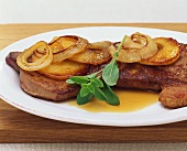 Fried calf's liver with apples and onions