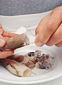 Tintenfischtuben vorbereiten: Fischbein & Haut entfernen