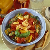 Tomaten-Paprika-Gemüse mit Mandeln und Basilikum