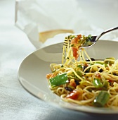 Spaghetti mit Zwiebeln, Lauch, Tomaten und Oliven