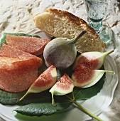 Figs with salami (appetiser)