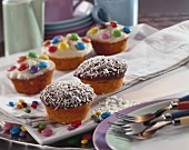 Kokosmuffins und Muffins mit bunten Schokolinsen