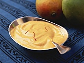 Amrakhand (Indisches Mango-Joghurt-Dessert mit Safranfäden)