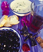 Kräuter-Aioli (Kräuter-Knoblauchcreme) und schwarze Oliven
