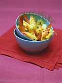 Salat aus weißen Pfirsichen mit Riesengarnelen und Pistazien