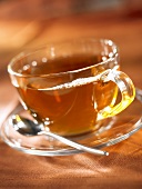 Eine Glastasse mit Tee