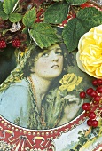 Bemalte Dose mit Rosen und Beeren dekoriert