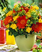 Blumenstrauss mit Gerbera, Trollblume, Frauenmantel & Gräsern