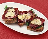 Bread topped with Bündnerfleisch (air-dried beef) & mushrooms