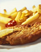 Breaded escalope with lemon, chips and ketchup