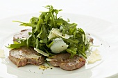 Fried beef fillet slices with rocket and Parmesan