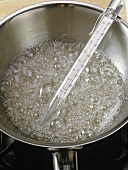 Zucker zum Faden kochen mit Zuckerthermometer