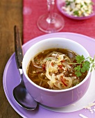 Zwiebelsuppe mit Kapern & getrockneten Tomaten