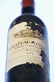 Eine Rotweinflasche vom Château Ausone