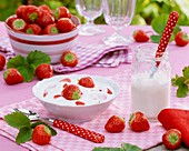 Yoghurt with fresh strawberries