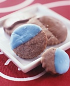 Schokoladenplätzchen mit blauer Zuckerglasur