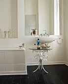 Wash basin under mirror in bathroom