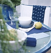 Ein in blau gedeckter Tisch