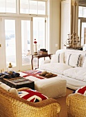 Maritim eingerichtetes Wohnzimmer mit britischem Flaggendekor