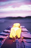 Ein gedeckter Tisch abends am Strand