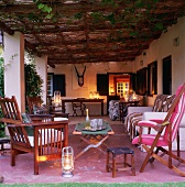 Gartenmöbel unter überdachter Terrasse