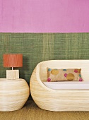 Hölzerne Couch mit Tischlampe vor zweifarbiger Wand