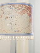 Lampenschirm mit Landkarte beklebt
