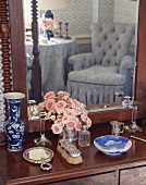 Antiker Schminktisch mit Spiegel in traditionellem Schlafzimmer mit romantischem Sessel im Spiegelbild