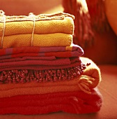 Gefaltete Wolldecken in Orange-Rottönen