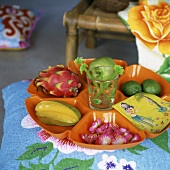 Schale mit exotischen Früchten dekoriert