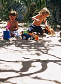 Zwei kleine Jungen spielen im Sand