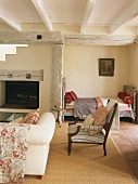 Wohnraum in einem Fachwerkhaus mit Bettnische, Kamin, und Sitzgelegenheiten