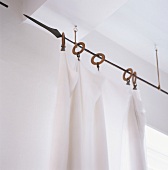 Aufgehängter Vorhang mit Vorhangstange