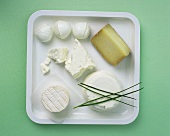 Fünf verschiedene Käsesorten auf Tablett