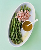 Green asparagus with ham and vinaigrette