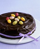 Biskuit-Schokoladenkuchen mit Zuckereiern zu Ostern