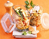Bohnensalat und Getreidesalat in Gläsern zum Mitnehmen