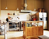 Eine charmante Patchworkküche mit Holztheke und Edelstahlregalen