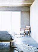 Helles Holz und weiße Textilien bestimmen den puristischen Charakter des hellen Schlafzimmers