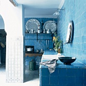 Eine komplett blau geflieste Küche mit gemauerter Arbeitsfläche in einem orientalischen Wohnhaus