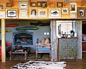Antike Möbel in einem individuellen Wohnraum mit Sofanische am Kamin und vielen Bildern an der Wand