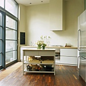 Küchenblock in einer modernen, minimalistischen Küche mit Parkettboden und Fensterfront