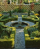Gartenanlage mit Buchshecken & Springbrunnen