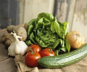 Stillleben mit frischem Gemüse auf Jutesack