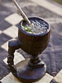 Kalter Tamarinden-Drink in geschnitztem Holzbecher