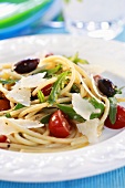 Spaghetti with tomatoes, olives, rocket and Parmesan