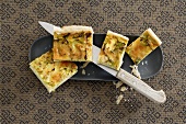 Four pieces of savoy cabbage tart (with puff pastry)